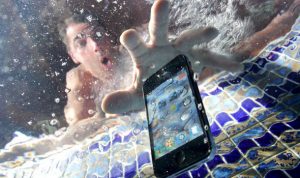 réparer smartphone tombé dans l'eau