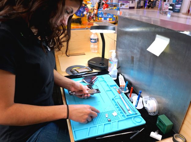 technicienne réparation mobile